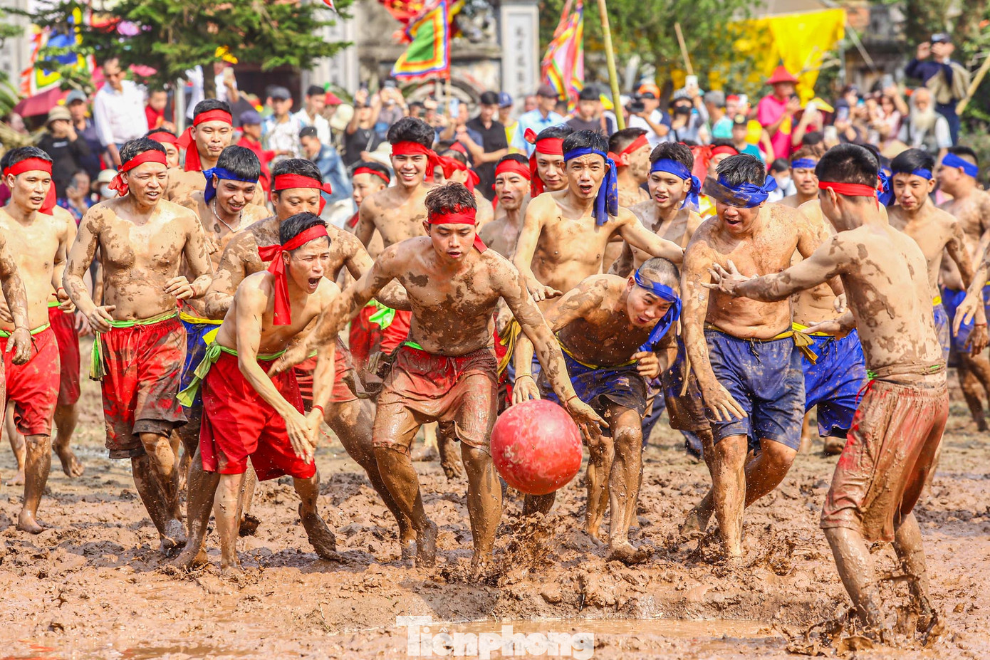 Khi có hiệu lệnh từ tiếng kẻng của người chủ trò ở giữa sân, 72 chàng trai cùng ào lên hố lầu cái.