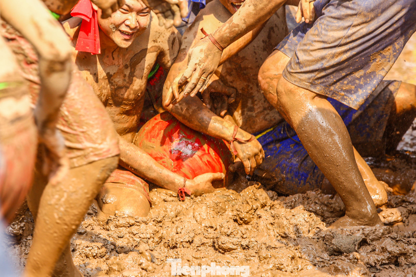 Do quan niệm làng nào thắng sẽ gặp nhiều may mắn trong năm còn làng kia gặp nhiều đen đủi nên cả hai đội đều cố gắng... hòa để cả làng mình và làng bạn đều không phải gặp đen đủi.