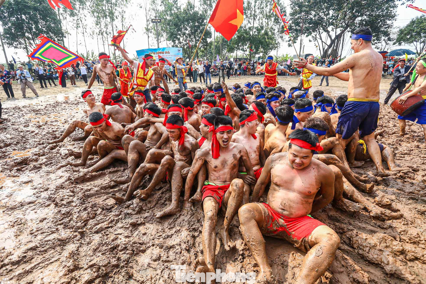 Mỗi đội đều cố gắng đưa quả lầu khỏi hố và dùng lưng đẩy quả lầu về phần sân đội mình.