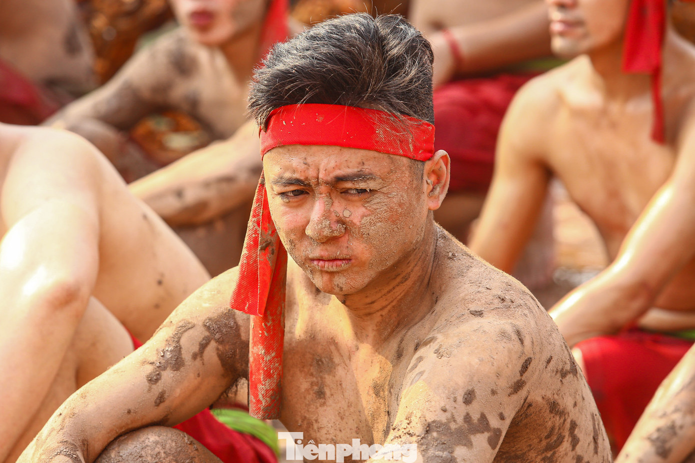 Dù mệt và khá lạnh nhưng các "lầu thủ" vẫn rất vui. "Tôi rất tự hào khi sinh ra và lớn lên ở làng Quan Xuyên, tôi đã tham gia vật lầu 7 lần và đây là lần thứ 3 tôi là đội trưởng. Tôi rất mong muốn duy trì bản sắc văn hóa của quê hương tôi bền vững mãi mãi. Tôi mong các đội lớp trẻ luôn luôn giữ gìn bản sắc dân tộc", anh Nguyễn Văn Mạnh (huyện Khoái Châu, Hưng Yên) chia sẻ.