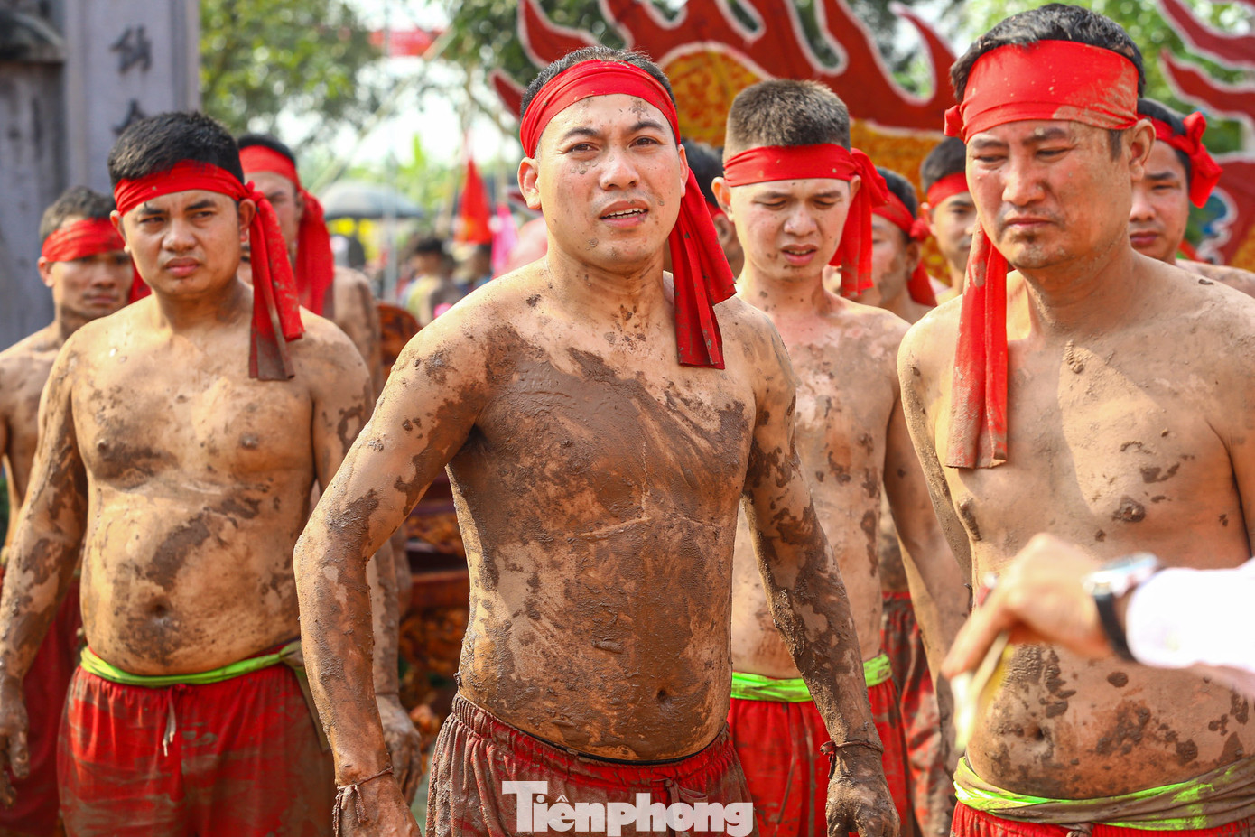 Dù mệt và khá lạnh nhưng các "lầu thủ" vẫn rất vui. "Tôi rất tự hào khi sinh ra và lớn lên ở làng Quan Xuyên, tôi đã tham gia vật lầu 7 lần và đây là lần thứ 3 tôi là đội trưởng. Tôi rất mong muốn duy trì bản sắc văn hóa của quê hương tôi bền vững mãi mãi. Tôi mong các đội lớp trẻ luôn luôn giữ gìn bản sắc dân tộc", anh Nguyễn Văn Mạnh (huyện Khoái Châu, Hưng Yên) chia sẻ.