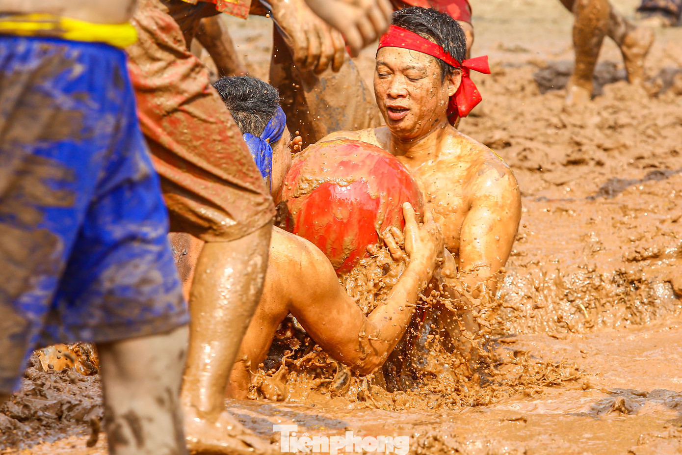 Do quan niệm làng nào thắng sẽ gặp nhiều may mắn trong năm còn làng kia gặp nhiều đen đủi nên cả hai đội đều cố gắng... hòa để cả làng mình và làng bạn đều không phải gặp đen đủi.