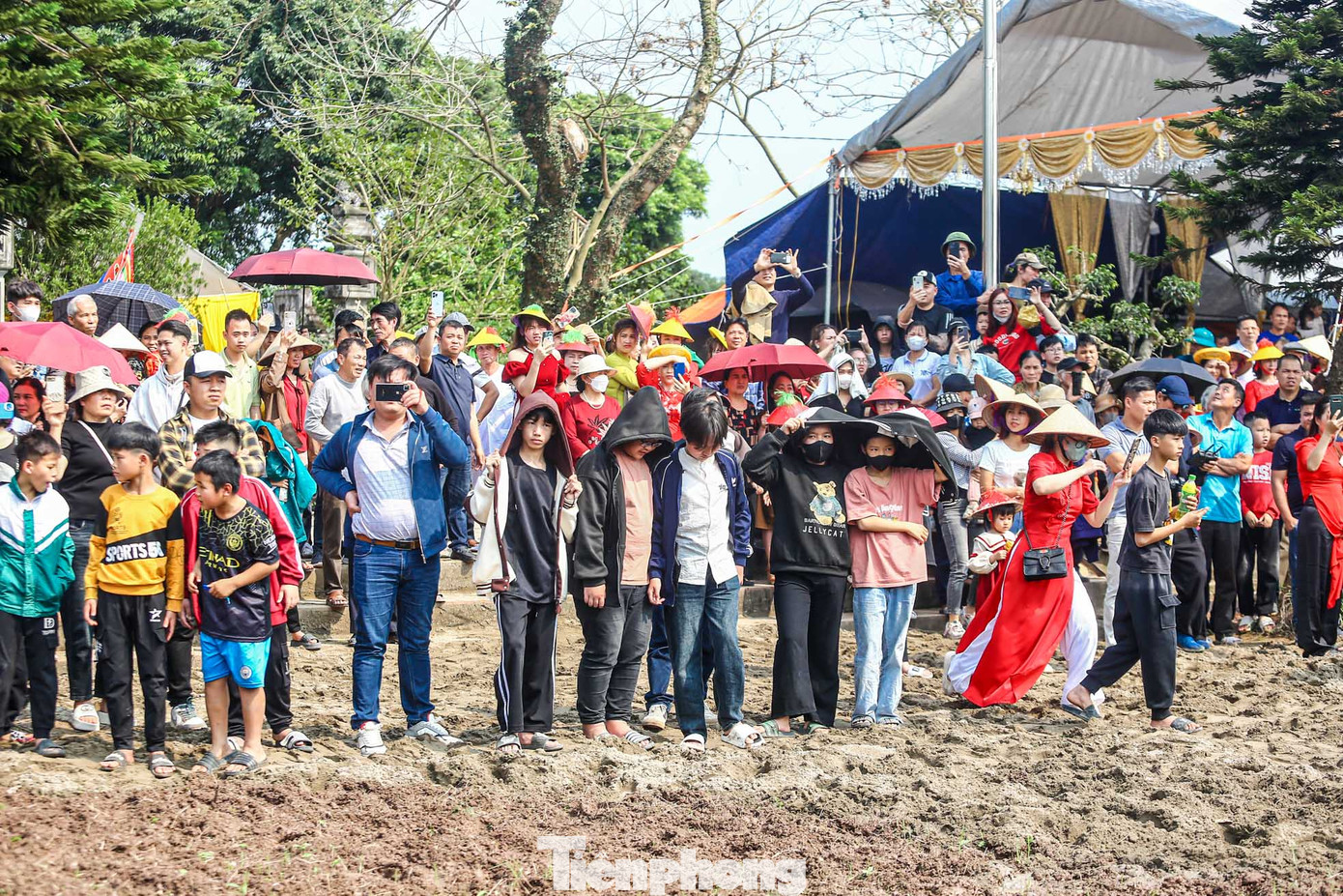 3 năm hội mới diễn ra 1 lần nên rất đông dân làng cùng khách thập phương đến xem hội. Họ đứng chật kín xung quanh sân lầu.