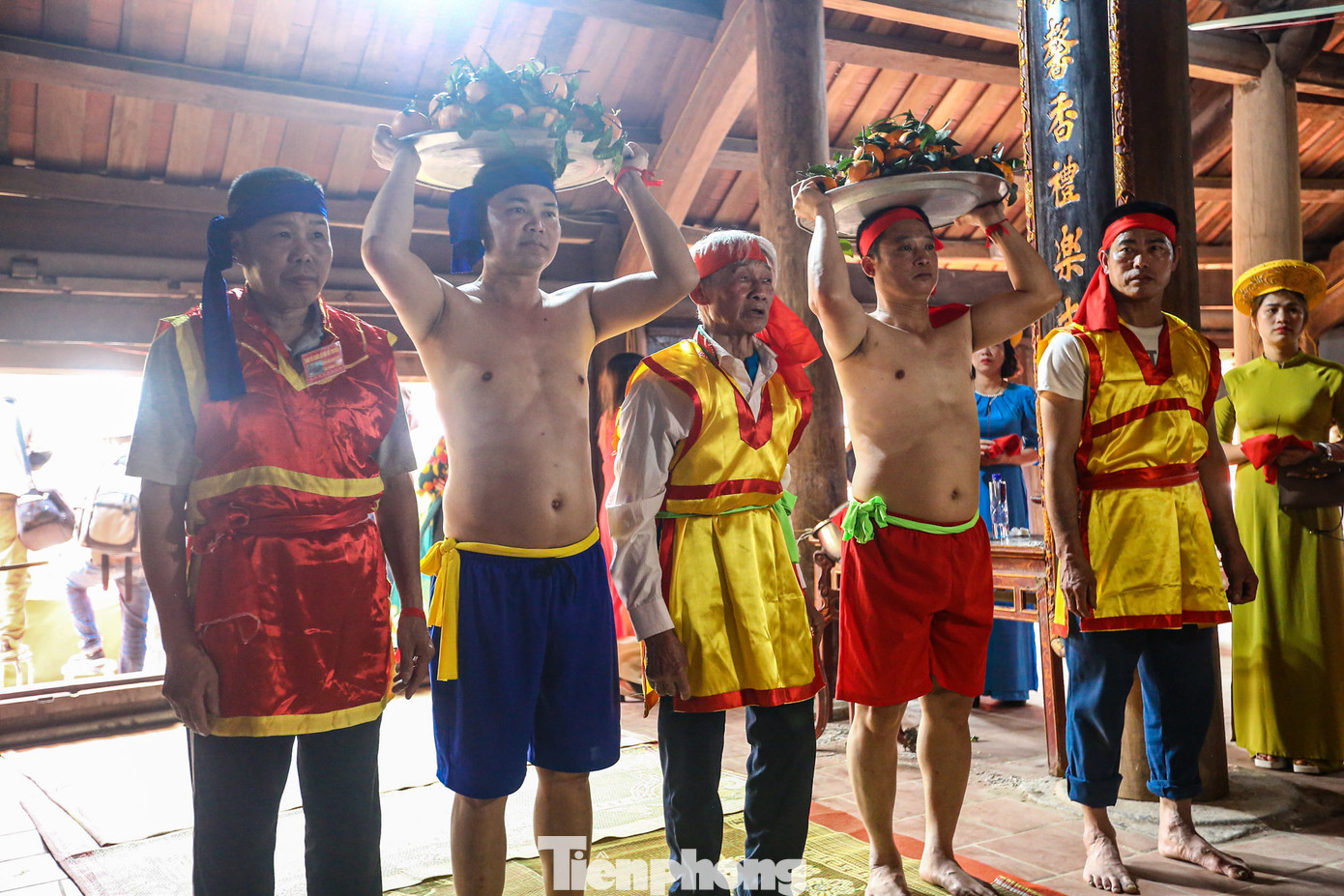 Tham gia vật lầu là 72 tráng đinh trong thôn, được chia làm 2 đội làng Thượng và làng Hạ với trang phục đỏ và xanh. Trước khi bước vào hội vật, các tráng đinh tiến hành dâng lễ thánh và tế lầu tại đình làng.