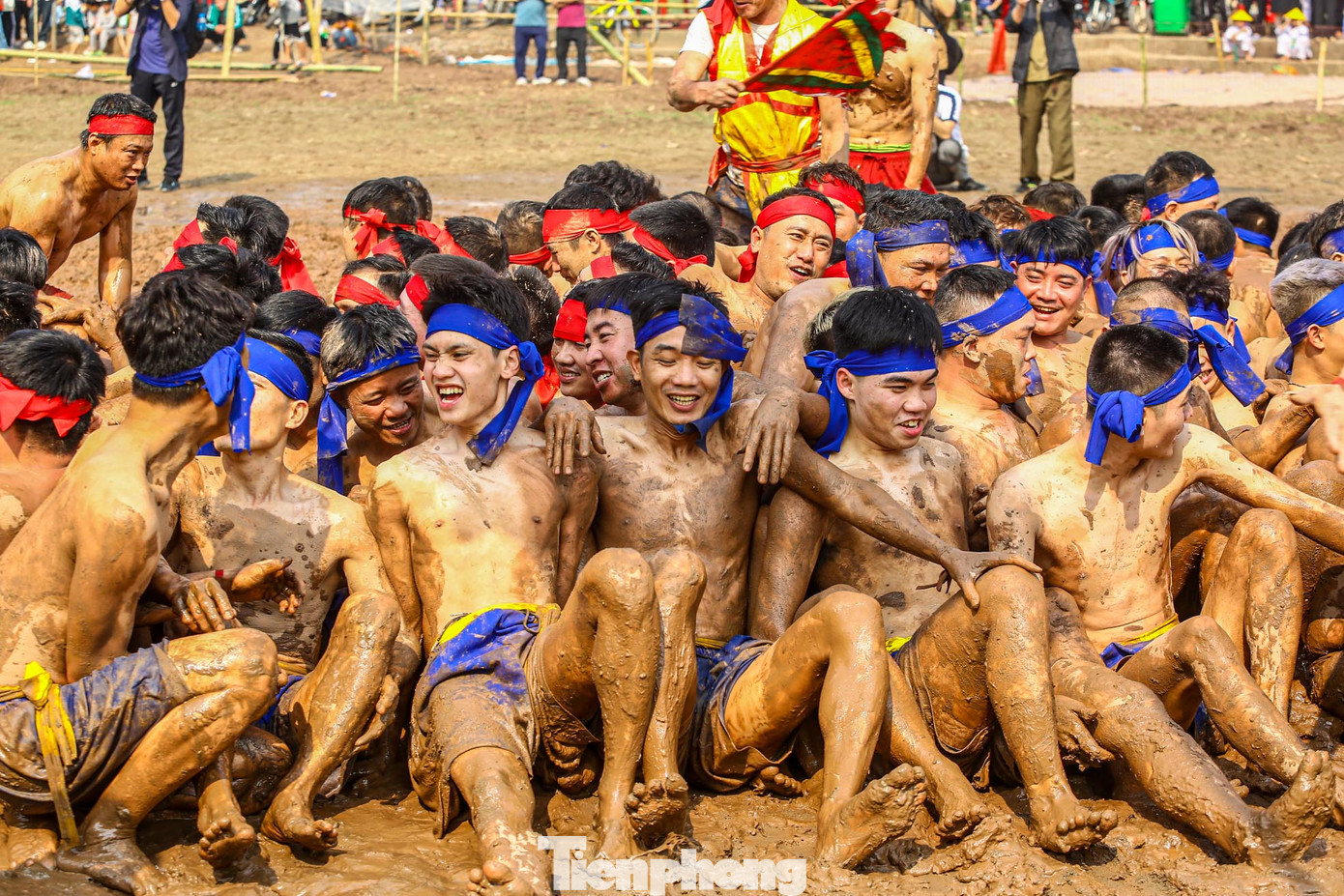 Đội bên kia cũng dùng lưng cố gắng ngăn lại .