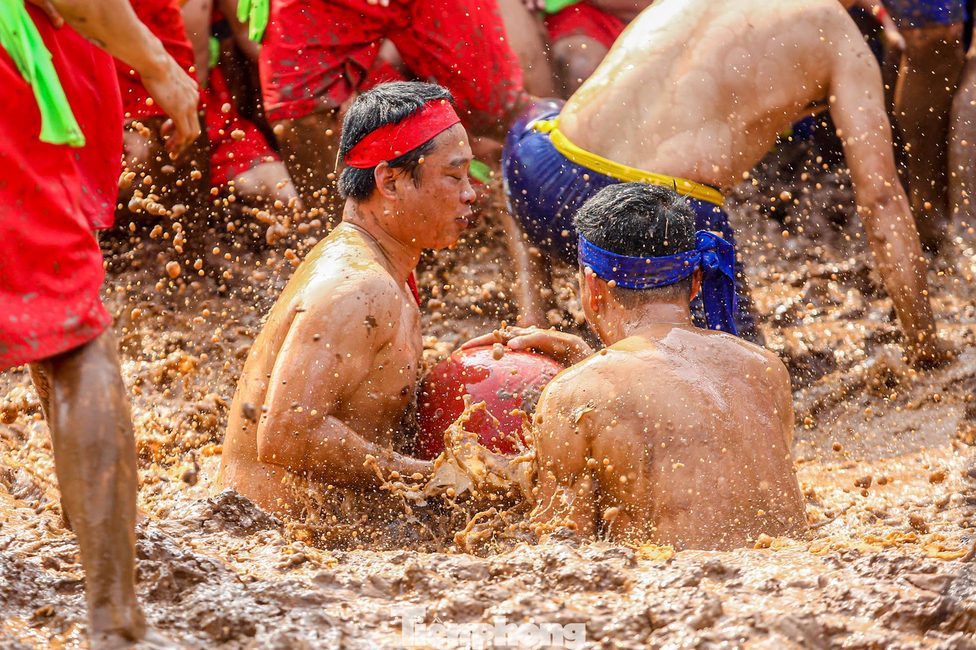 Sau khi tế lầu xong, quả lầu sẽ được trai đinh 2 làng chuyền tay nhau đem ra hố lầu cái