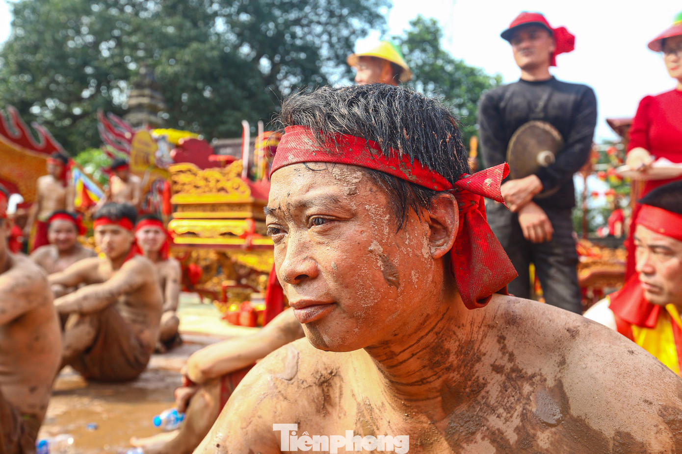 Dù mệt và khá lạnh nhưng các "lầu thủ" vẫn rất vui. "Tôi rất tự hào khi sinh ra và lớn lên ở làng Quan Xuyên, tôi đã tham gia vật lầu 7 lần và đây là lần thứ 3 tôi là đội trưởng. Tôi rất mong muốn duy trì bản sắc văn hóa của quê hương tôi bền vững mãi mãi. Tôi mong các đội lớp trẻ luôn luôn giữ gìn bản sắc dân tộc", anh Nguyễn Văn Mạnh (huyện Khoái Châu, Hưng Yên) chia sẻ.