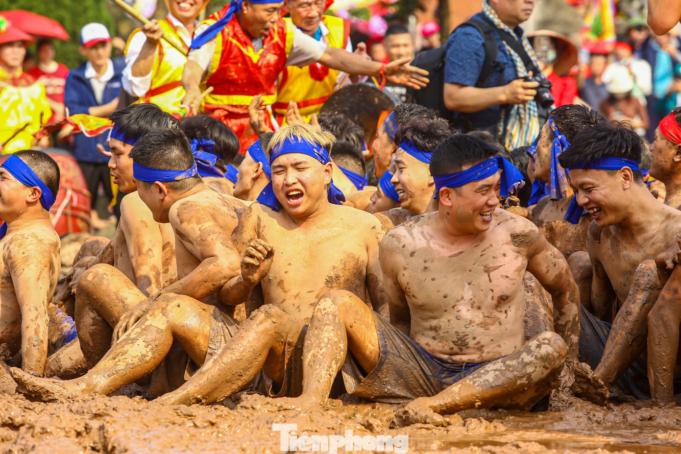 Đội bên kia cũng dùng lưng cố gắng ngăn lại .