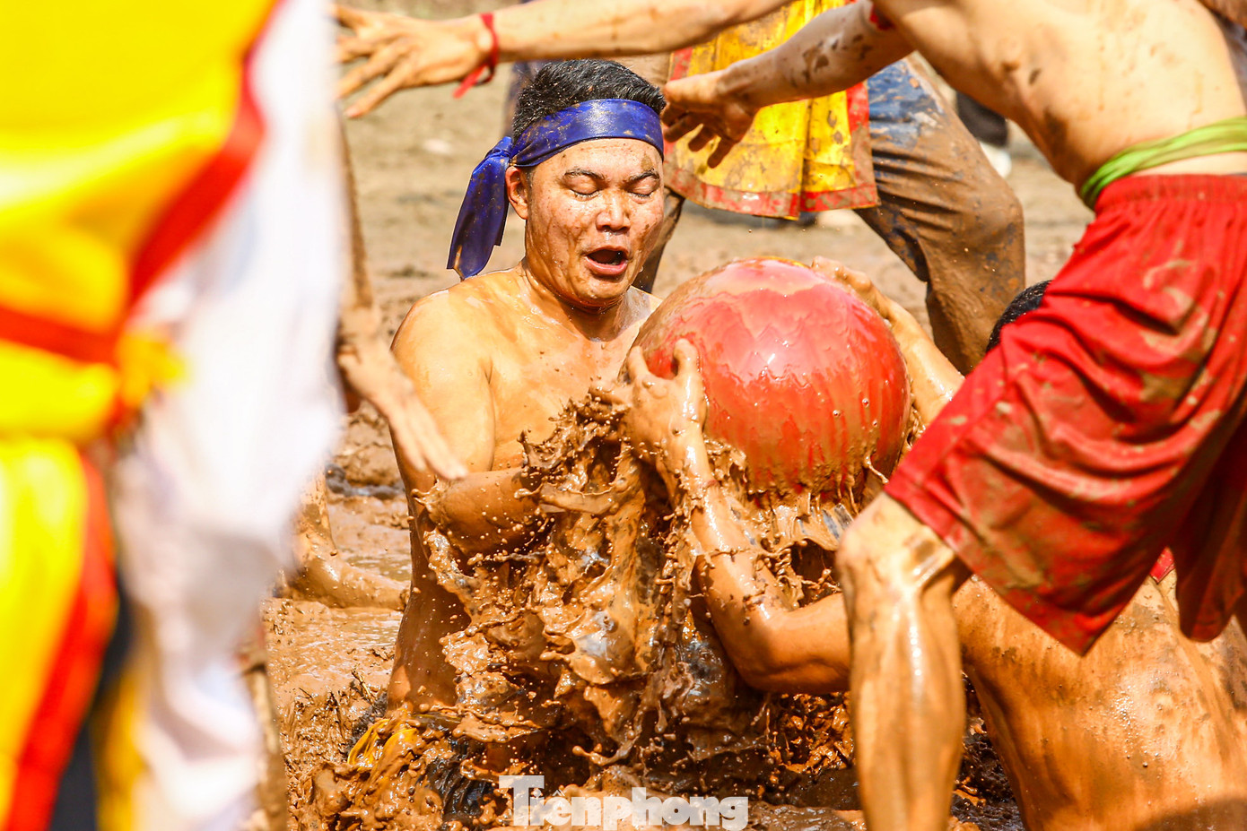 Do quan niệm làng nào thắng sẽ gặp nhiều may mắn trong năm còn làng kia gặp nhiều đen đủi nên cả hai đội đều cố gắng... hòa để cả làng mình và làng bạn đều không phải gặp đen đủi.