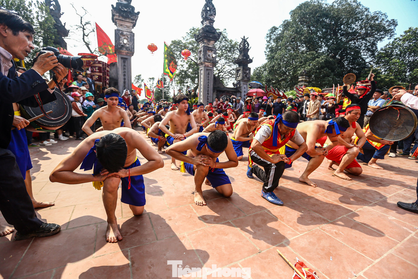 Tham gia vật lầu là 72 tráng đinh trong thôn, được chia làm 2 đội làng Thượng và làng Hạ với trang phục đỏ và xanh. Trước khi bước vào hội vật, các tráng đinh tiến hành dâng lễ thánh và tế lầu tại đình làng.
