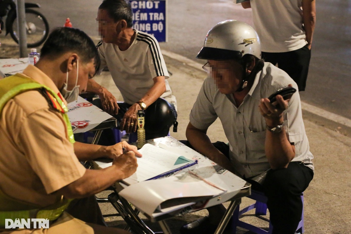 Ông C. vừa lái xe về đến cổng nhà thì bị CSGT kiểm tra có nồng độ cồn trong người (Ảnh: An Huy). Ông C. vừa lái xe về đến cổng nhà thì bị CSGT kiểm tra có nồng độ cồn trong người (Ảnh: An Huy).