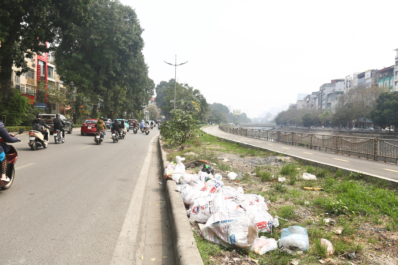 Dọc tuyến đường, rác thải bủa vây ở dải phân cách bốc mùi hôi thối, ô nhiễm cho những người tham gia vào tuyến đường dành riêng cho xe đạp này.