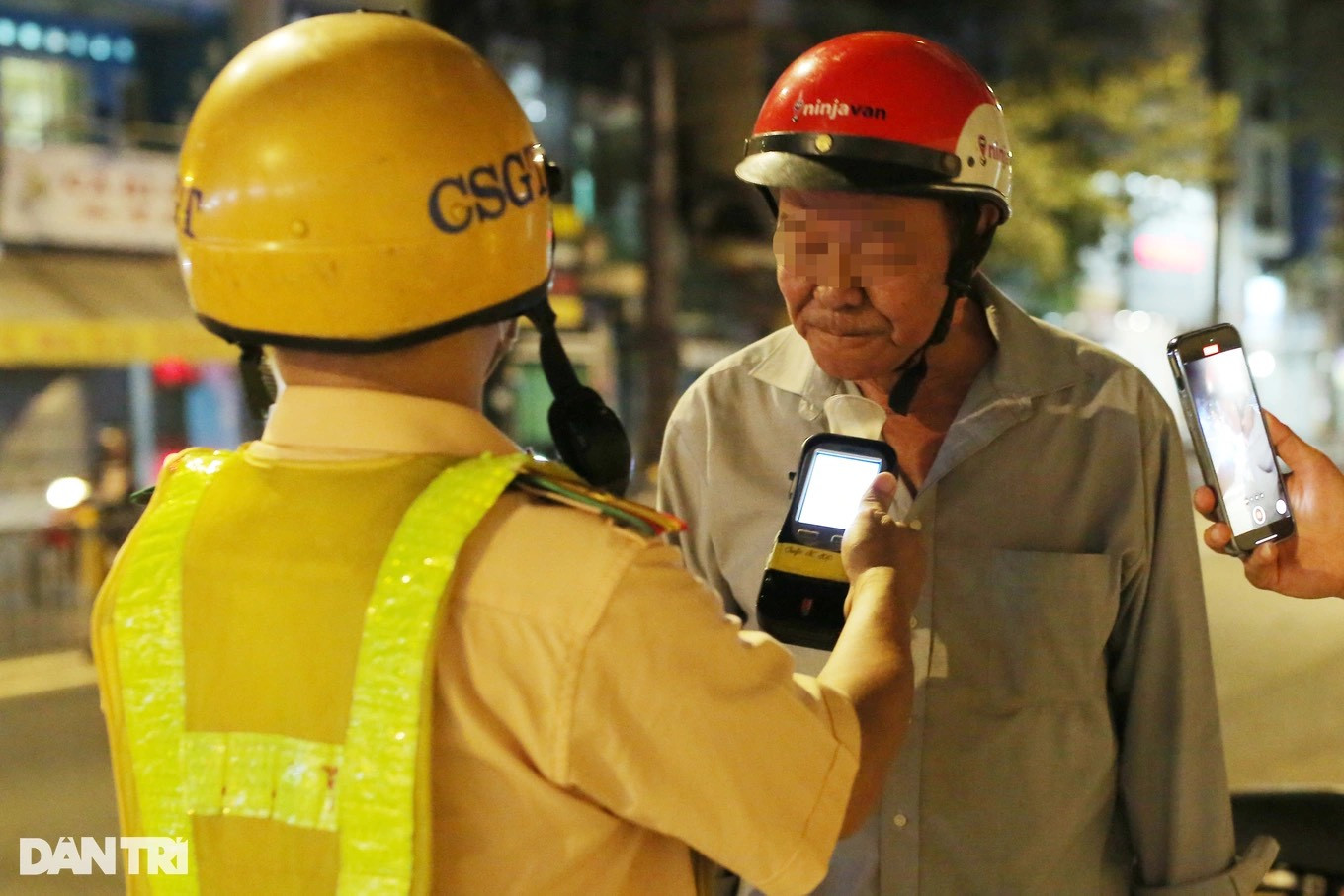 Tài xế xe ôm H.S.T. bị CSGT phạt 2,5 triệu đồng vì uống 3 lon bia (Ảnh: An Huy). Tài xế xe ôm H.S.T. bị CSGT phạt 2,5 triệu đồng vì uống 3 lon bia (Ảnh: An Huy).