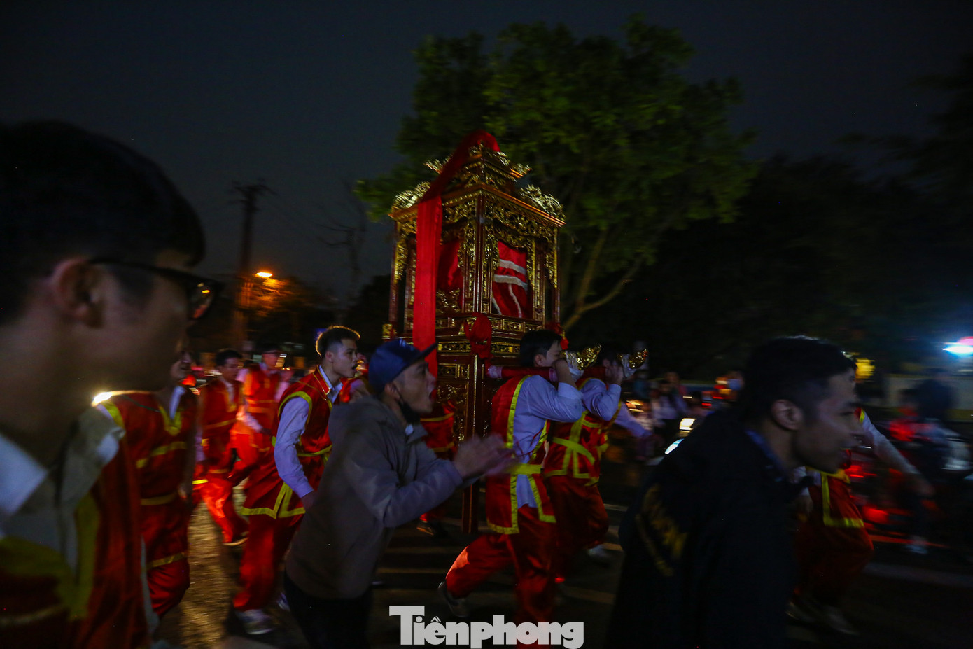 Tuy khởi kiệu từ 9h sáng nhưng đến lúc trời tối, kiệu vẫn còn "bay" trên các con phố phường ở Hà Nội.