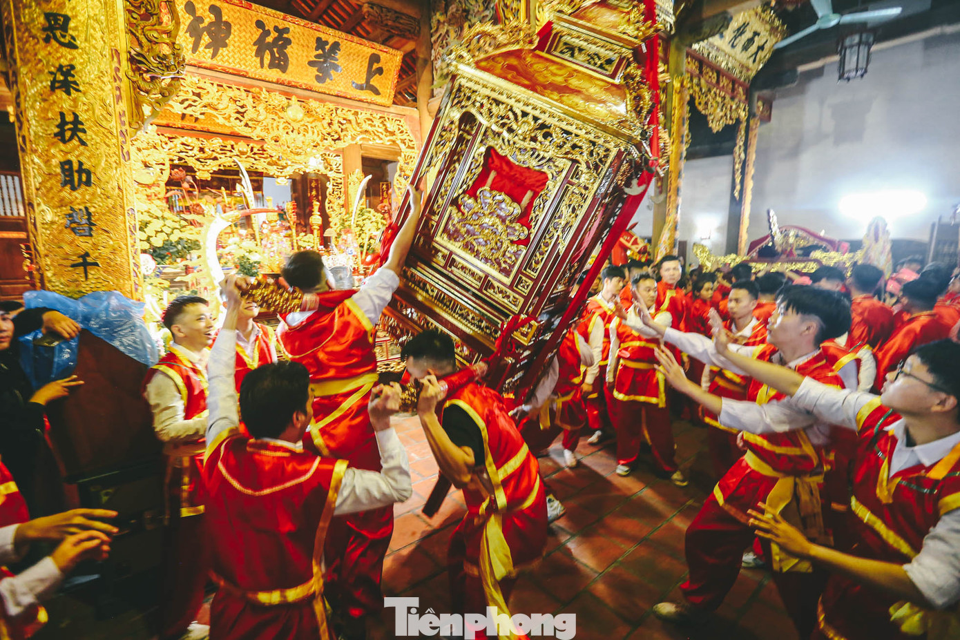 Kiệu Thánh xoay ngay trong điện chính đình Ngô.