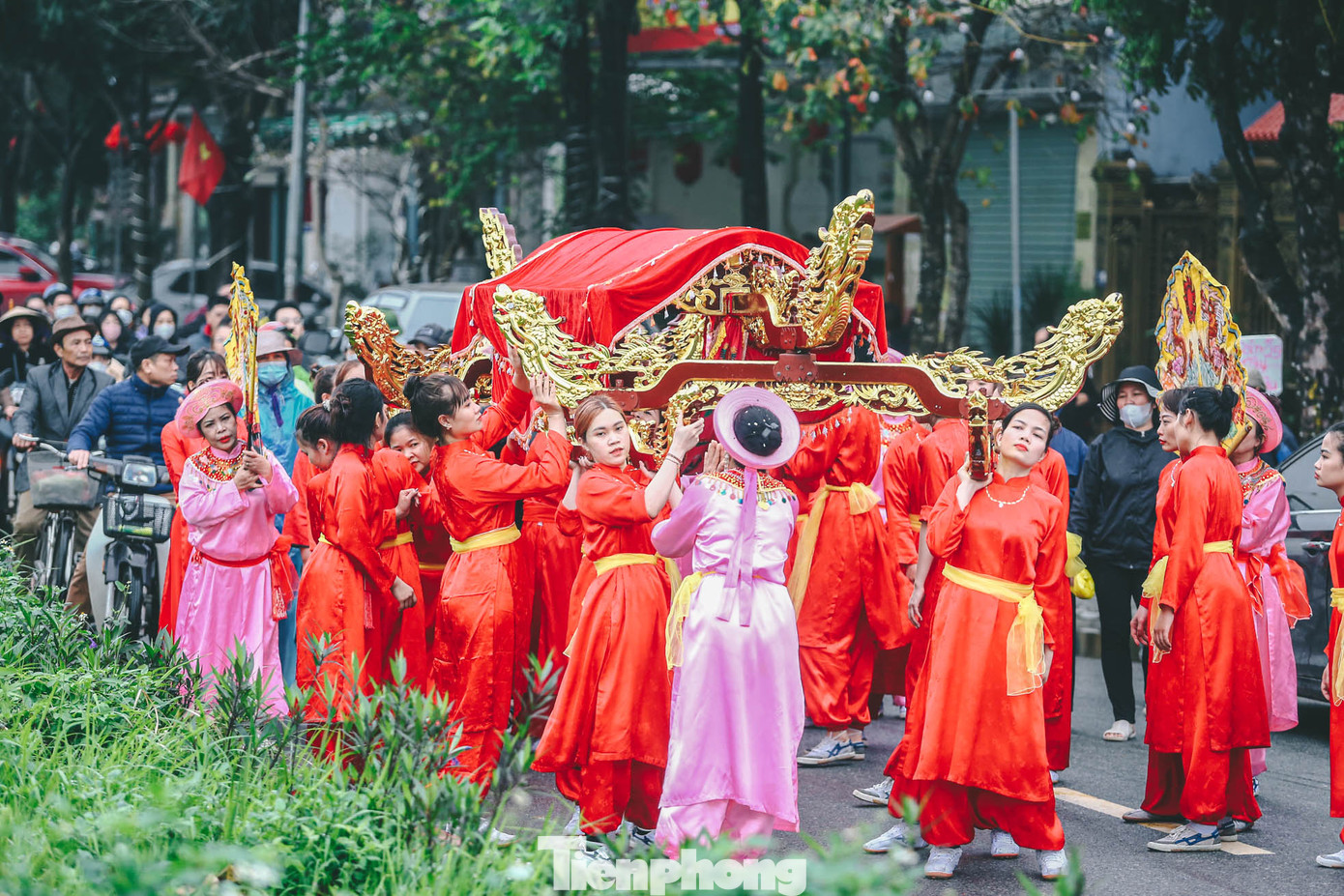 Kiệu được đưa đi khắp làng, chặng đường khoảng 2 km, xoay chuyển liên tục. Với kiệu Thánh ông cần 4 người nam trực tiếp khiêng, kiệu Thánh bà là 8 người nữ trực tiếp khiêng và các đội đi cùng để luôn phiên nhau thay.