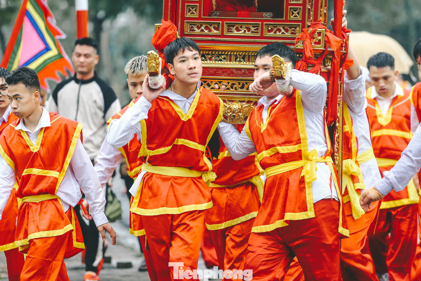 Nam thanh, nữ tú tuy khỏe mạnh nhưng cũng "khốn khổ" bởi kiệu xoay liên tục. Những người già trong làng cho biết, khi kiệu xoay là "Thánh" đang vui.