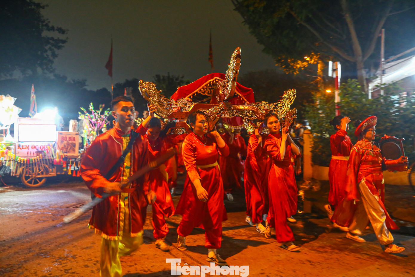 Tuy khởi kiệu từ 9h sáng nhưng đến lúc trời tối, kiệu vẫn còn "bay" trên các con phố phường ở Hà Nội.