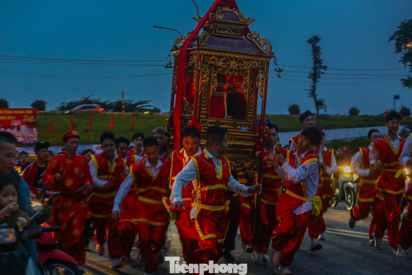 Tuy khởi kiệu từ 9h sáng nhưng đến lúc trời tối, kiệu vẫn còn "bay" trên các con phố phường ở Hà Nội.