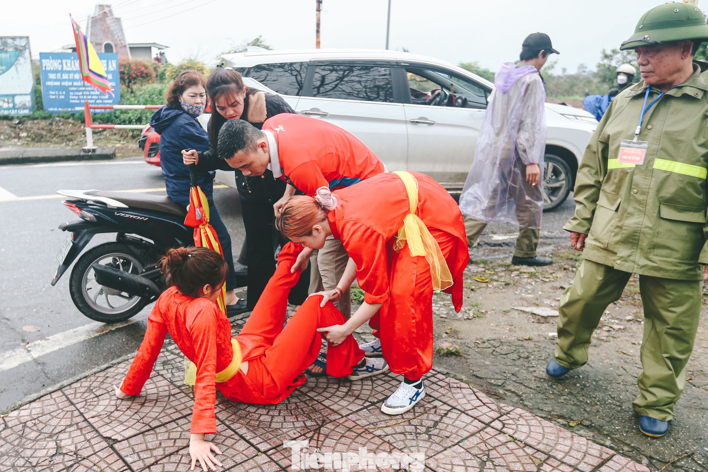 Nhiều người bị căng cơ, chuột rút khi rước kiệu hàng giờ đồng hồ.