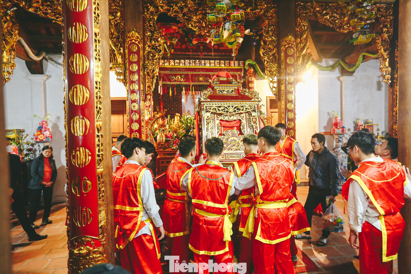 Đến khoảng 22h, kiệu Thánh được hạ tại đình Ngô, kết thúc vẫn rước kiệu.