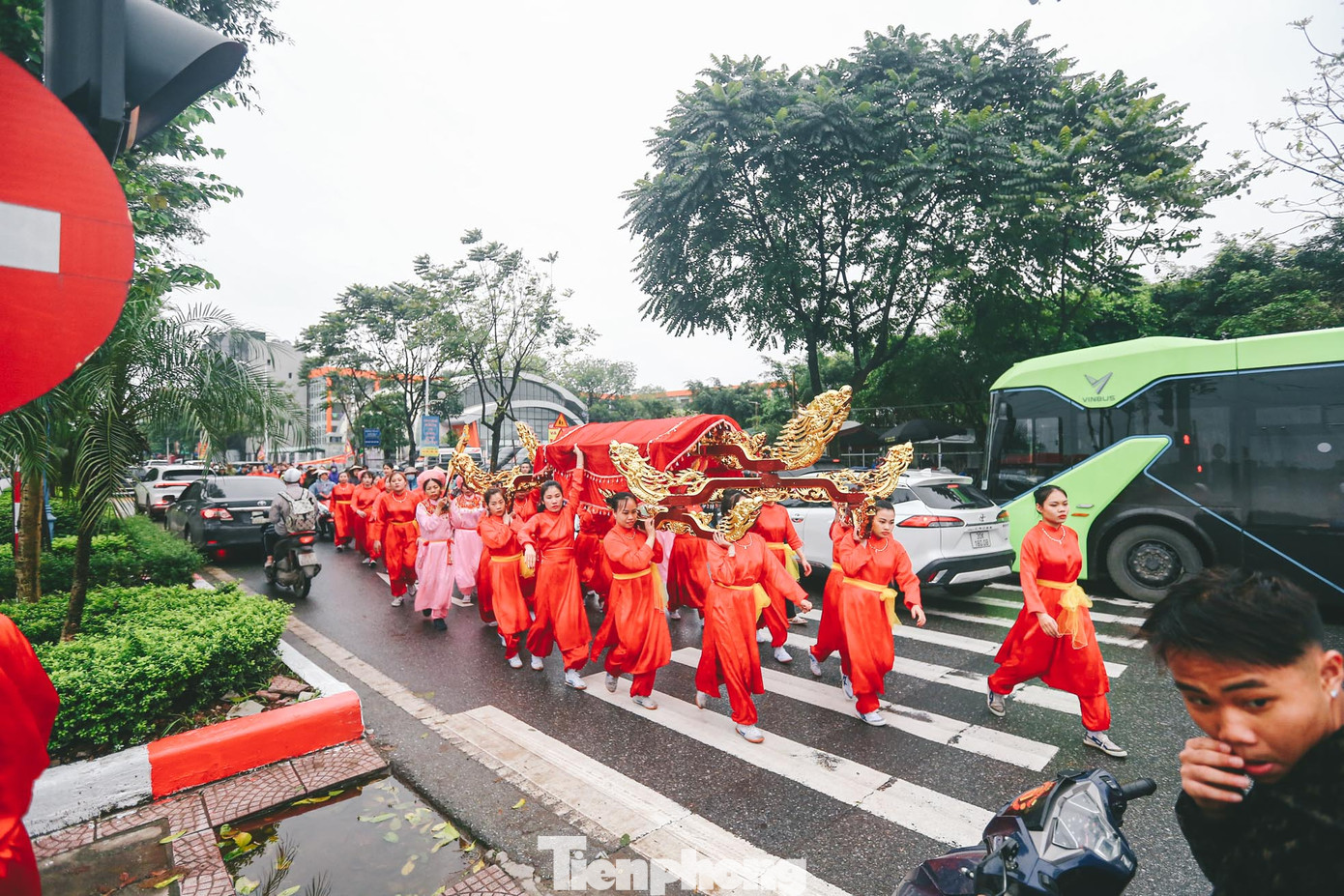 Đoàn rước kiệu "bay" trên đường Cổ Linh (quận Long Biên, Hà Nội), nơi có nhiều phương tiện lưu thông. Ô tô phải dừng giữa đường để "nhường" cho đoàn rước.