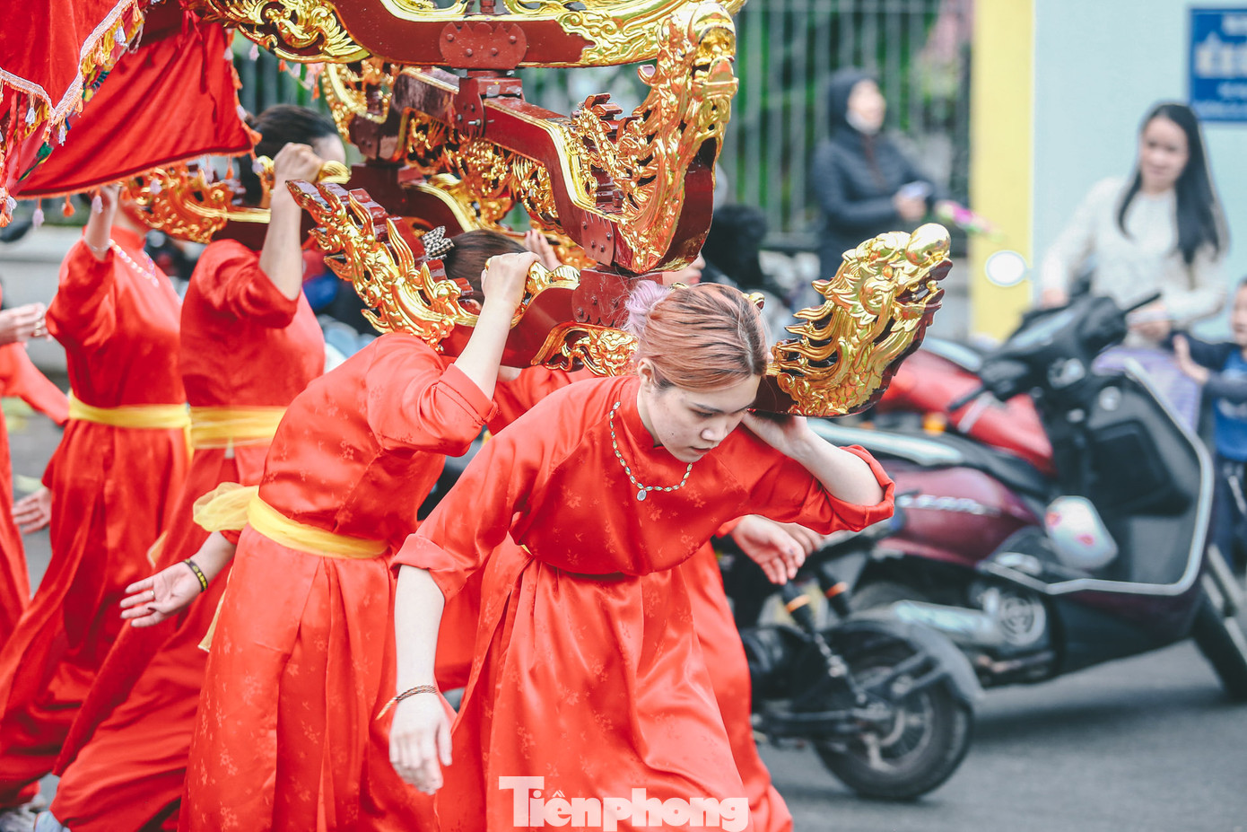 Nam thanh, nữ tú tuy khỏe mạnh nhưng cũng "khốn khổ" bởi kiệu xoay liên tục. Những người già trong làng cho biết, khi kiệu xoay là "Thánh" đang vui.