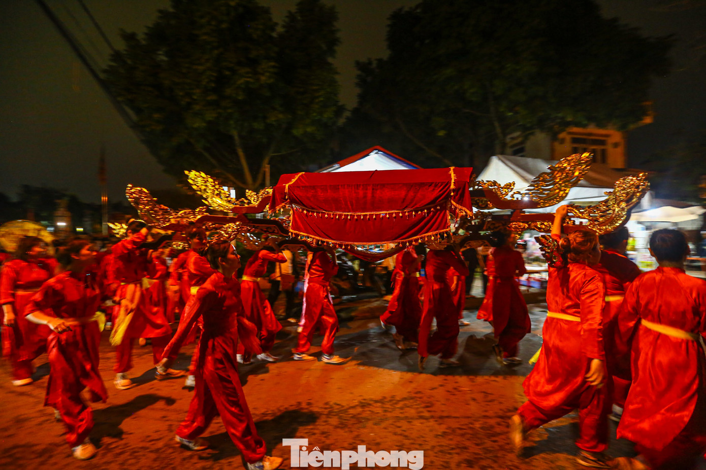 Tuy khởi kiệu từ 9h sáng nhưng đến lúc trời tối, kiệu vẫn còn "bay" trên các con phố phường ở Hà Nội.