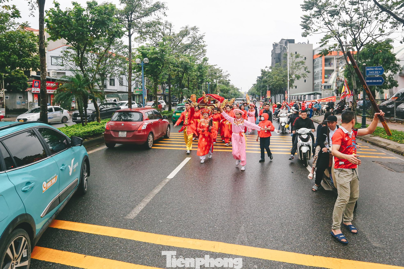 Đoàn rước kiệu "bay" trên đường Cổ Linh (quận Long Biên, Hà Nội), nơi có nhiều phương tiện lưu thông. Ô tô phải dừng giữa đường để "nhường" cho đoàn rước.