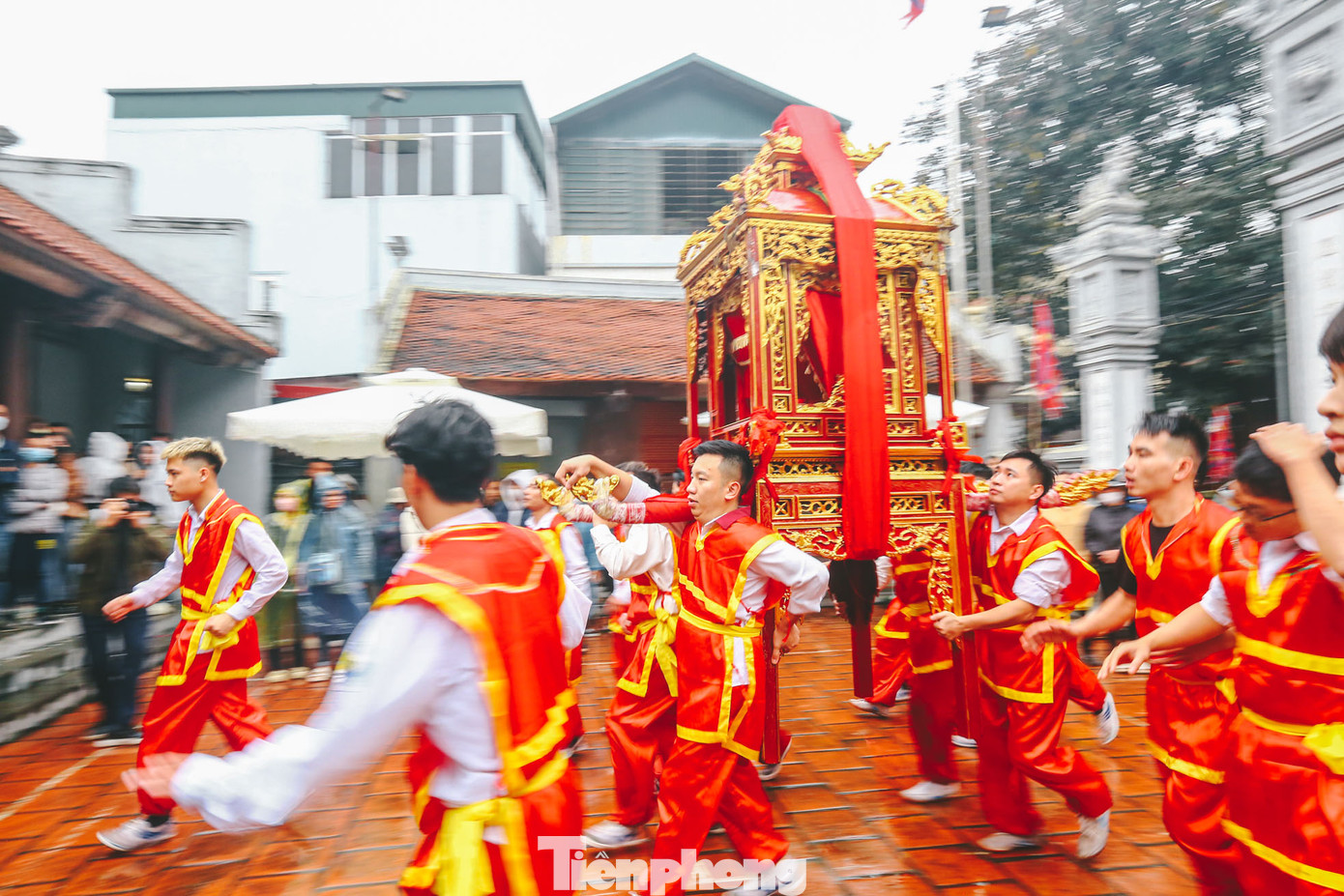 Với các cô gái, để giữ được kiệu vững vàng là rất khó khăn. Tuy nhiên, ai cũng tự hào nếu năm đó được chọn vào đội rước kiệu.