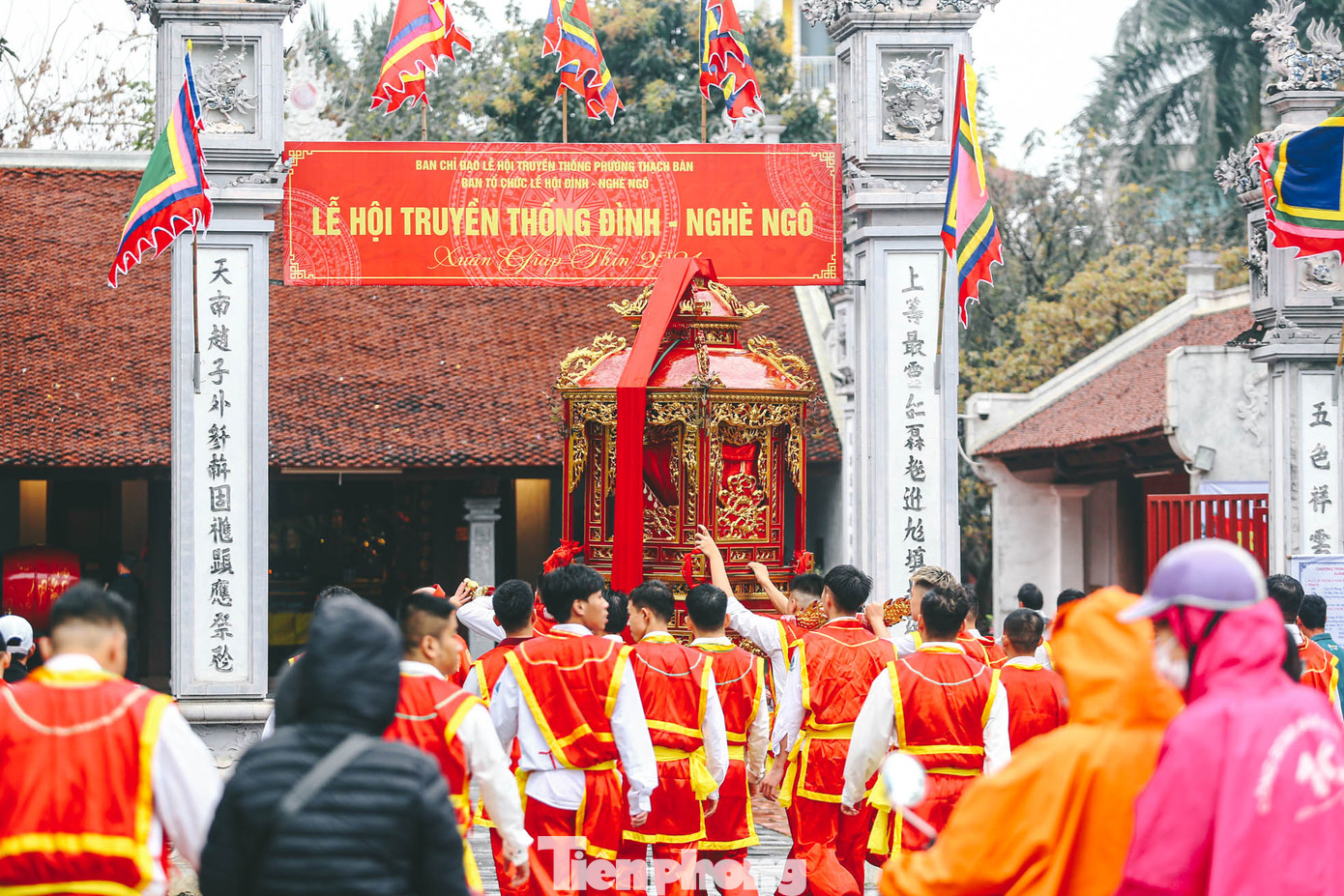 Sáng mùng 10 tháng 2 Âm lịch (19/3), Lễ hội truyền thống đình-nghè Ngô (phường Thạch Bàn, quận Long Biên, Hà Nội) chính thức được khai mạc. Trong lễ hội, có lễ rước kiệu xoay vô cùng đặc sắc và độc đáo. Những người được chọn rước kiệu là nam nữ thanh niên ưu tú, có sức khỏe và đạo đức trong làng.