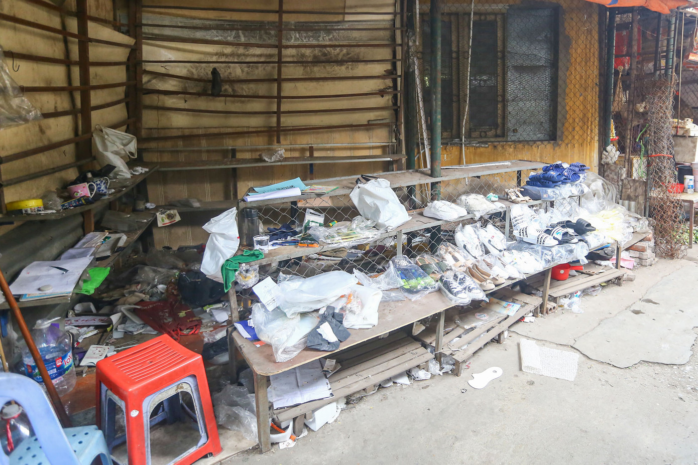 Một số người còn bám trụ lại mong bán nốt số hàng tồn đọng, vớt vát lại chút vốn liếng Một số người còn bám trụ lại mong bán nốt số hàng tồn đọng, vớt vát lại chút vốn liếng