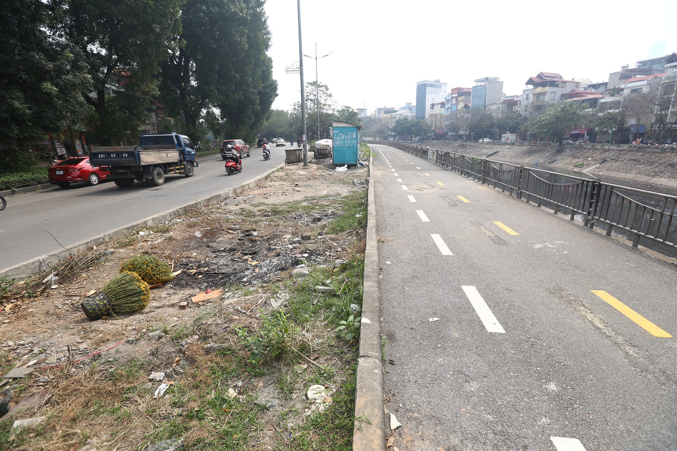 Dọc tuyến đường, rác thải bủa vây ở dải phân cách bốc mùi hôi thối, ô nhiễm cho những người tham gia vào tuyến đường dành riêng cho xe đạp này.