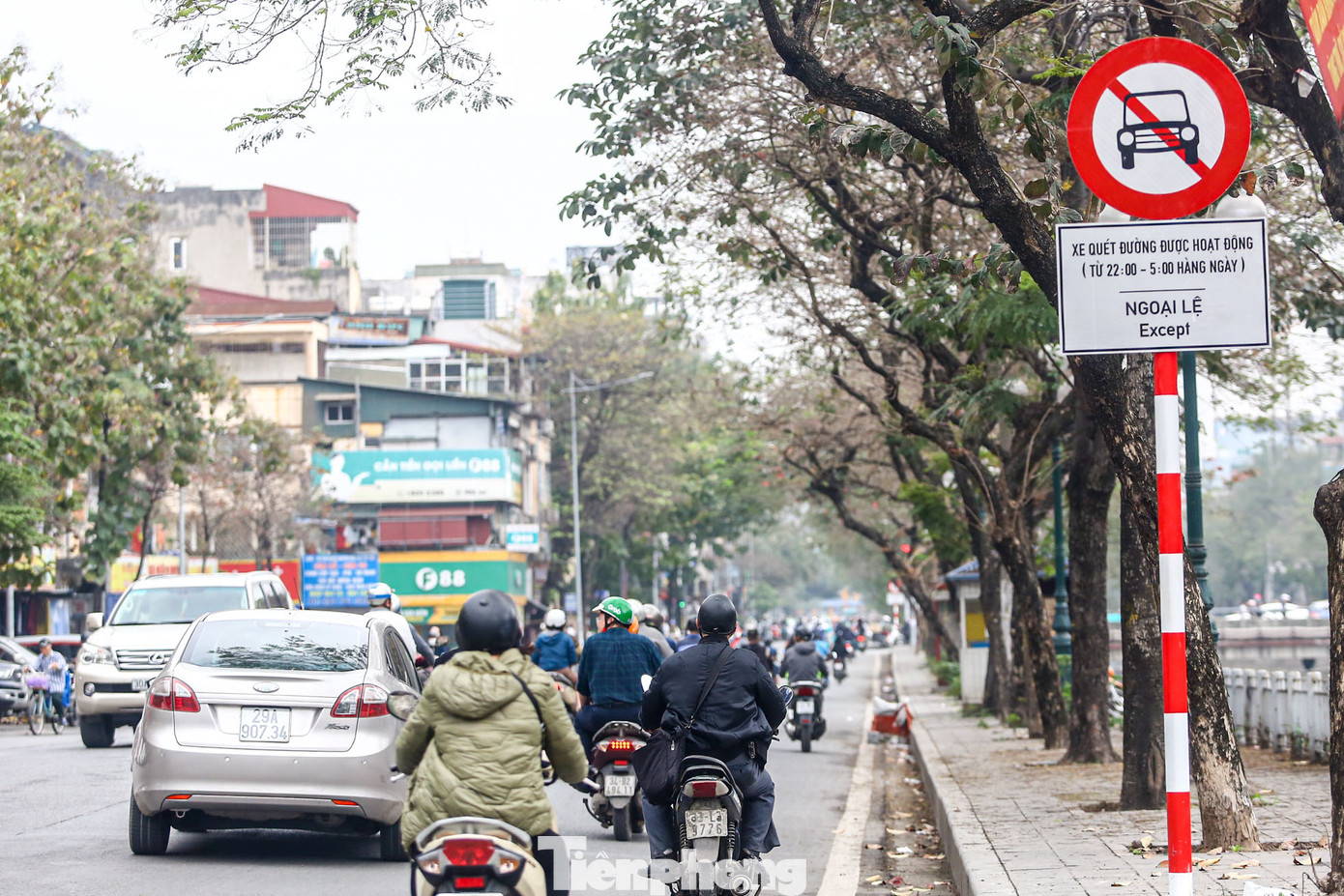 Theo phương án điều chỉnh, phương tiện ô tô lưu thông một chiều trên phố Tây Kim Ngưu (đoạn và chiều lưu thông từ ngõ 54 Kim Ngưu tới nút Minh Khai - cầu Mai Động) và phố Đông Kim Ngưu (đoạn và chiều lưu thông từ nút Minh Khai - cầu Mai Động - Kim Ngưu tới đối diện ngõ 54 phố Kim Ngưu để đi Trần Khát Chân). Theo phương án điều chỉnh, phương tiện ô tô lưu thông một chiều trên phố Tây Kim Ngưu (đoạn và chiều lưu thông từ ngõ 54 Kim Ngưu tới nút Minh Khai - cầu Mai Động) và phố Đông Kim Ngưu (đoạn và chiều lưu thông từ nút Minh Khai - cầu Mai Động - Kim Ngưu tới đối diện ngõ 54 phố Kim Ngưu để đi Trần Khát Chân).