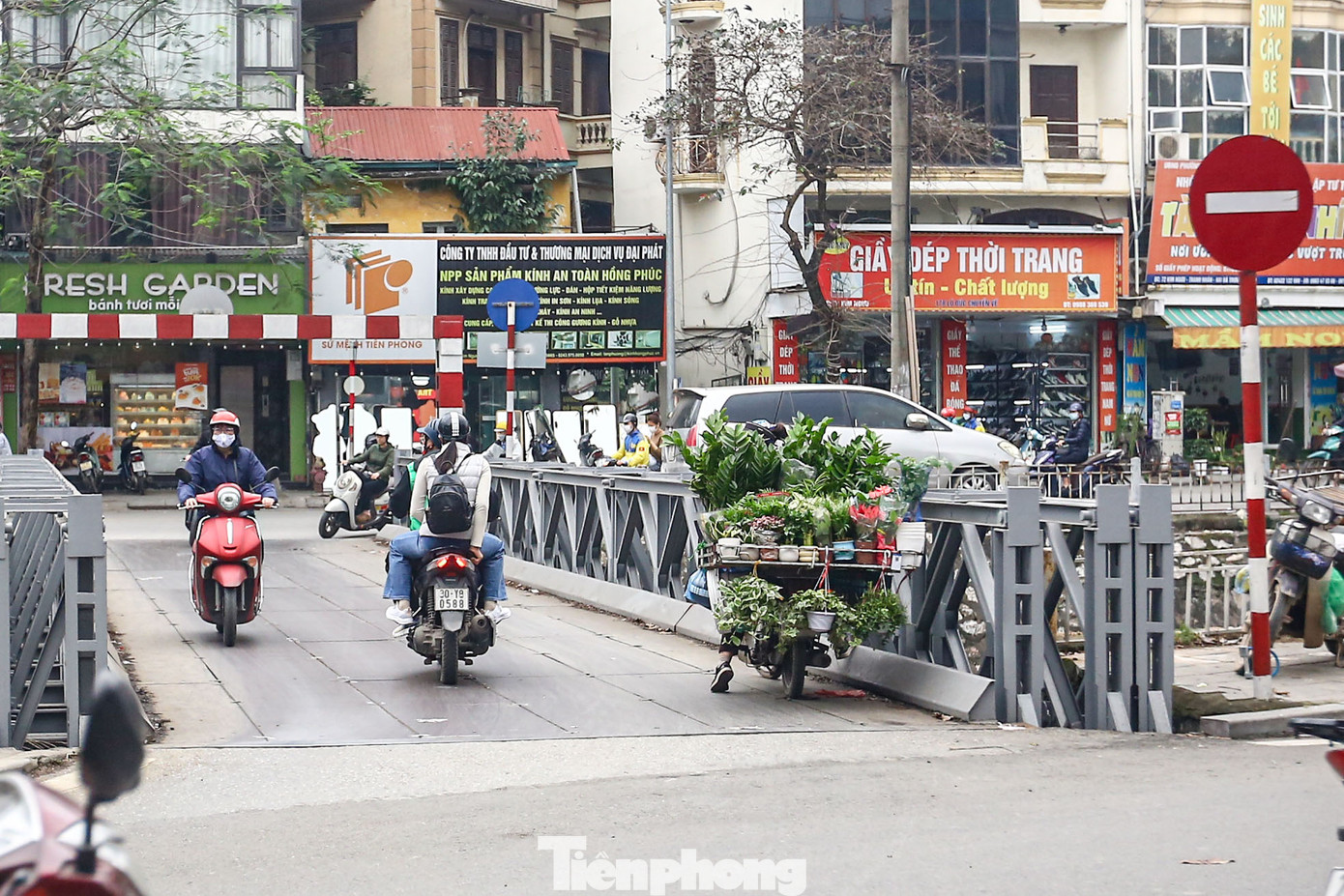 Tuy nhiên, hàng loạt các phương tiện xe máy đi ngược chiều trên cầu S2 này bất chấp biển cấm tại ngay đầu cầu. Tuy nhiên, hàng loạt các phương tiện xe máy đi ngược chiều trên cầu S2 này bất chấp biển cấm tại ngay đầu cầu.