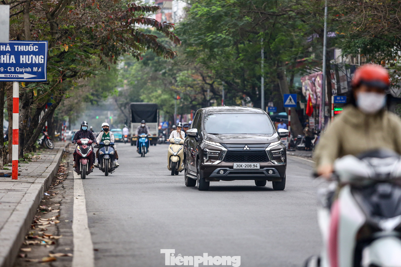 Theo quan sát, dù có biển cấm xe ô tô đặt tại các nút giao dọc đường nhưng nhiều lái xe ô tô thiếu quan sát, vẫn điều khiển ô tô đi ngược chiều trên cả tuyến phố Đông Kim Ngưu và Tây Kim Ngưu. Một số lái xe phát hiện biển cấm kịp thời chuyển hướng, tuy nhiên khiến giao thông hỗn loạn tại thời điểm đó. Theo quan sát, dù có biển cấm xe ô tô đặt tại các nút giao dọc đường nhưng nhiều lái xe ô tô thiếu quan sát, vẫn điều khiển ô tô đi ngược chiều trên cả tuyến phố Đông Kim Ngưu và Tây Kim Ngưu. Một số lái xe phát hiện biển cấm kịp thời chuyển hướng, tuy nhiên khiến giao thông hỗn loạn tại thời điểm đó.