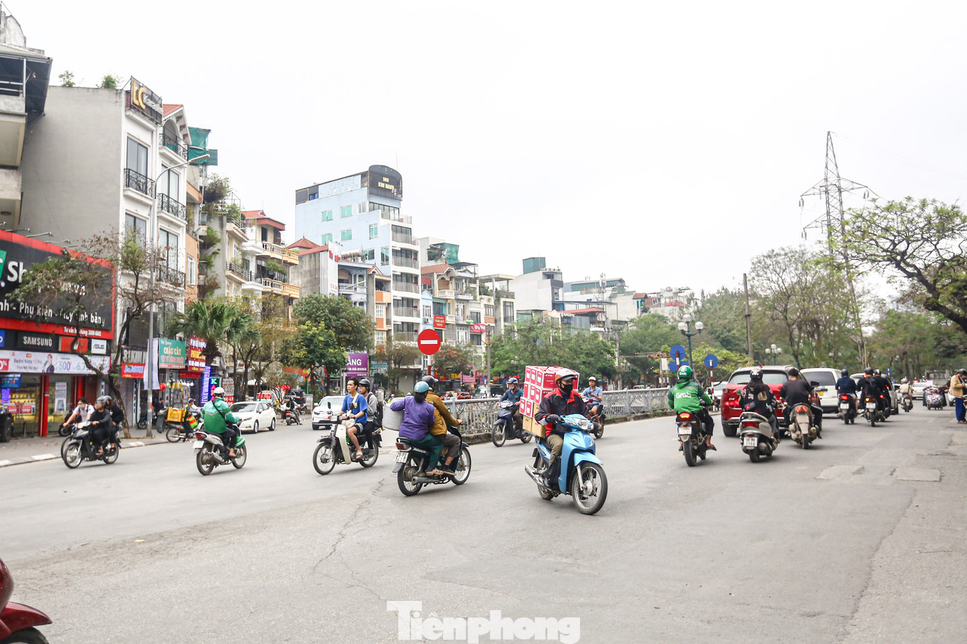 Việc thực hiện điều chỉnh tổ chức giao thông trên phố Kim Ngưu và các cầu qua sông Kim Ngưu, đoạn ngõ 54 Kim Ngưu đến phố Minh Khai - cầu Mai Động theo phương án thí điểm cho phương tiện là ô tô lưu thông một chiều trên phố Kim Ngưu bắt đầu từ ngày 16/3. Ghi nhận của PV, trong những ngày đầu thực hiện, nhiều phương tiện ô tô, xe máy đi ngược chiều khi lưu thông vào tuyến phố Kim Ngưu bất chấp biển cấm. Việc thực hiện điều chỉnh tổ chức giao thông trên phố Kim Ngưu và các cầu qua sông Kim Ngưu, đoạn ngõ 54 Kim Ngưu đến phố Minh Khai - cầu Mai Động theo phương án thí điểm cho phương tiện là ô tô lưu thông một chiều trên phố Kim Ngưu bắt đầu từ ngày 16/3. Ghi nhận của PV, trong những ngày đầu thực hiện, nhiều phương tiện ô tô, xe máy đi ngược chiều khi lưu thông vào tuyến phố Kim Ngưu bất chấp biển cấm.