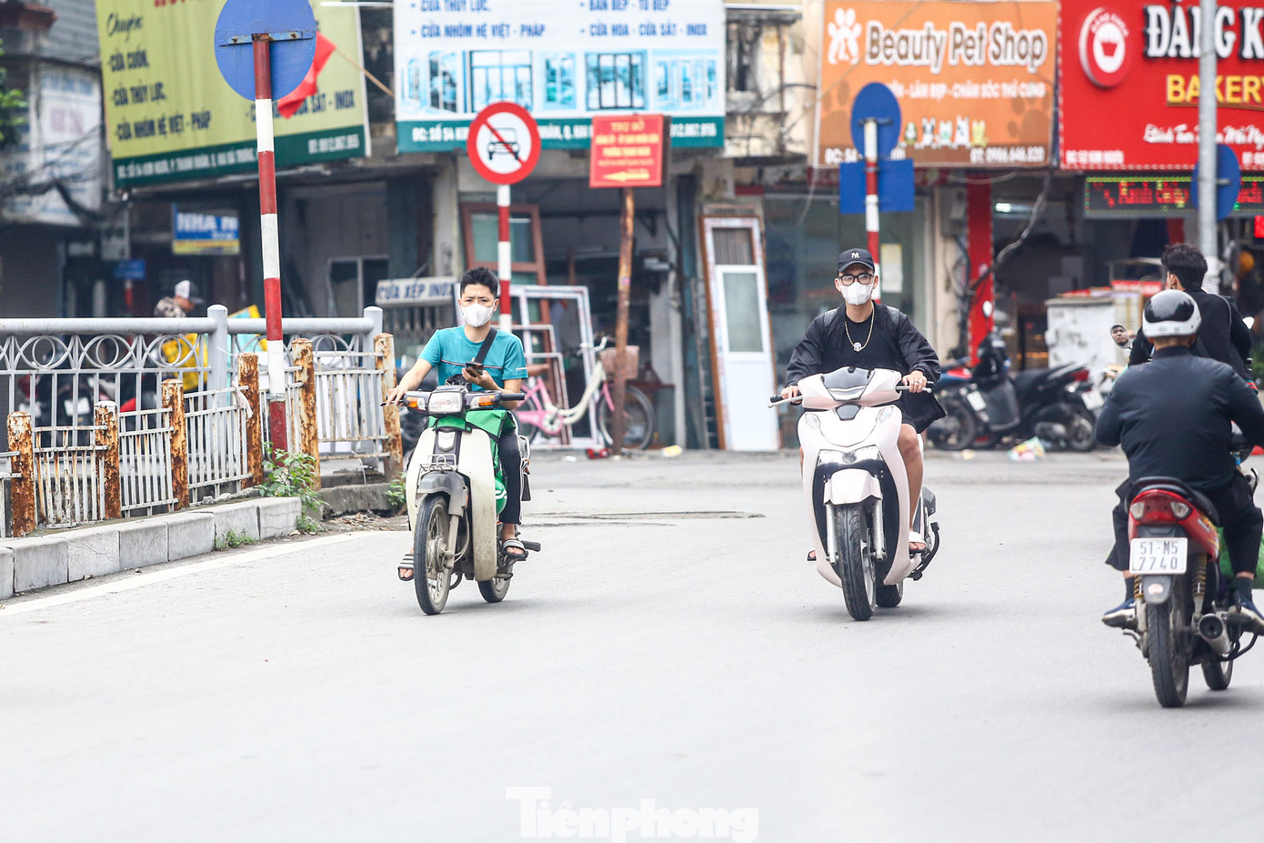 Ghi nhận của PV, đây cũng là đoạn đường xuất hiện nhiều phương tiện xe máy đi ngược chiều trong những ngày đầu điều chỉnh. Ghi nhận của PV, đây cũng là đoạn đường xuất hiện nhiều phương tiện xe máy đi ngược chiều trong những ngày đầu điều chỉnh.