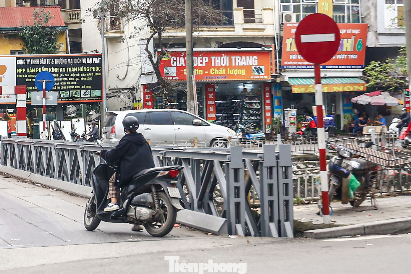 Tuy nhiên, hàng loạt các phương tiện xe máy đi ngược chiều trên cầu S2 này bất chấp biển cấm tại ngay đầu cầu. Tuy nhiên, hàng loạt các phương tiện xe máy đi ngược chiều trên cầu S2 này bất chấp biển cấm tại ngay đầu cầu.