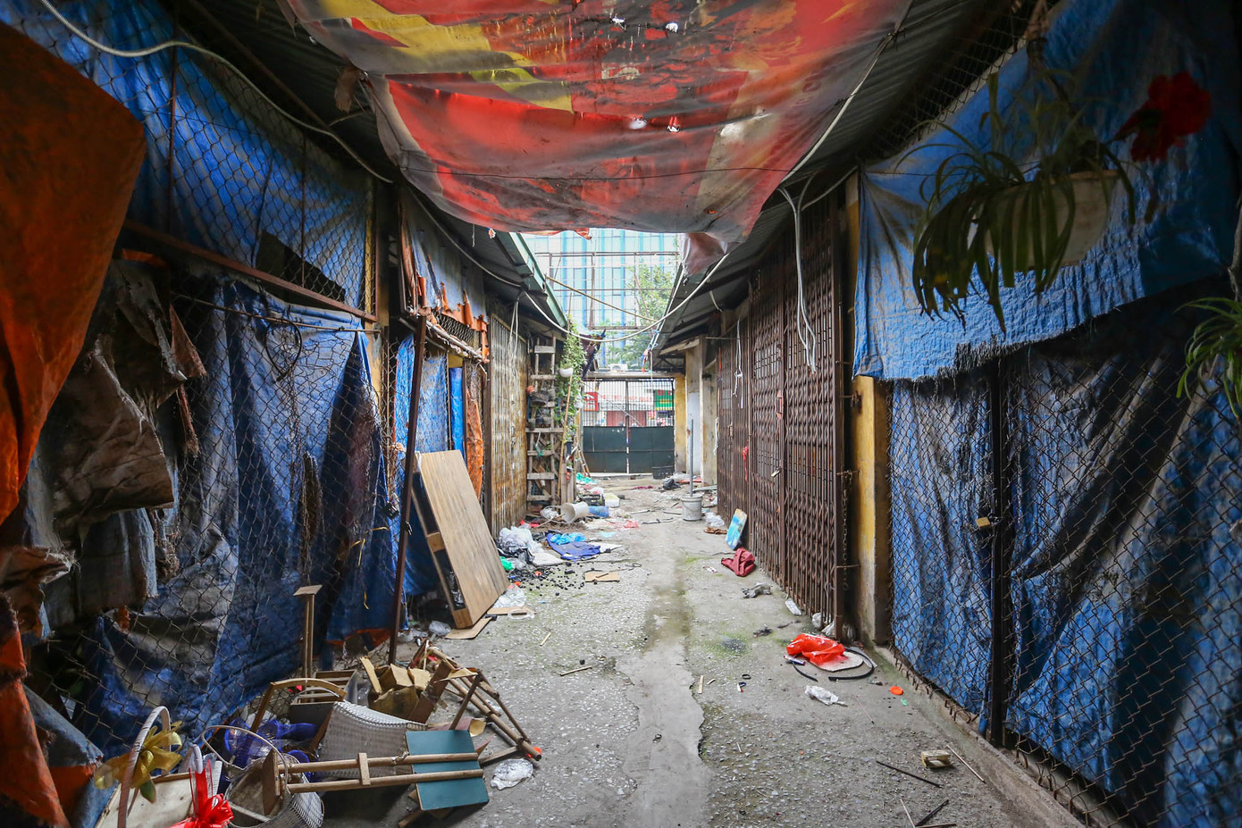 Cảnh hoang tàn bên trong chợ sau khi nhiều ki-ốt đã chuyển đi. Cảnh hoang tàn bên trong chợ sau khi nhiều ki-ốt đã chuyển đi.