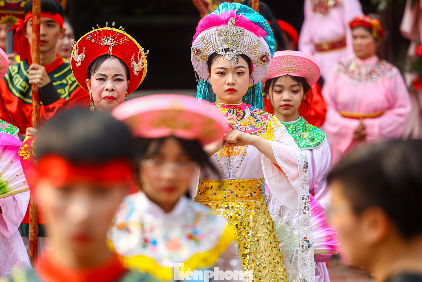 Nguyễn Diệp Trúc, năm nay 20 tuổi là thiếu nữ trong thôn được lựa chọn để hóa thân thành nữ tướng Lê Hoa, vị nữ anh hùng sau khi phò tá Hai Bà Trưng thắng trận đã trở về quê nhà mở hội đua tài canh nông và kén rể. "Mặc dù đã phải tập luyện múa kiếm, hóa thân hơn một tháng cho vai diễn ngày hôm nay nhưng em vẫn cảm thấy hồi hộp, xúc động và tự hào khi được chọn làm nữ tướng Lê Hoa năm nay", Trúc chia sẻ.