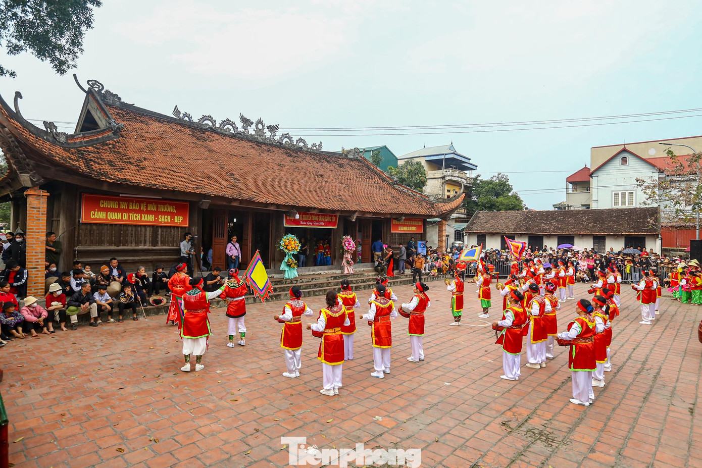 Chiều 11/3 (mùng 2 tháng 2 Âm lịch), người dân làng Đường Yên (thôn Xuân Nộn, huyện Đông Anh, Hà Nội) lại tổ chức lễ hội “kén rể" như mọi năm nhằm tưởng nhớ công ơn của nữ tướng Lê Hoa.