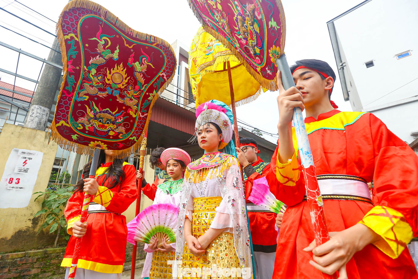 Mở đầu là màn vinh quy bái tổ. Một đoàn người rước kiệu bà Lê Hoa đi từ cổng làng vào sân đình, hai bên có các bô lão trong làng đón “Đức Thánh Bà” xuống kiệu “Đức Thánh Bà” chắp tay trước ngực.