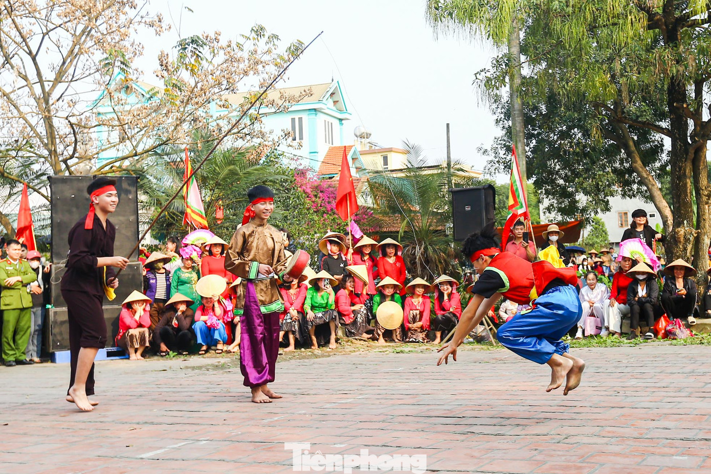 Thi câu ếch, người đóng giả làm ếch là các em nhỏ. Ban giám khảo sẽ chấm điểm cao cho những “chú ếch” nhảy khỏe, nhảy nhanh.