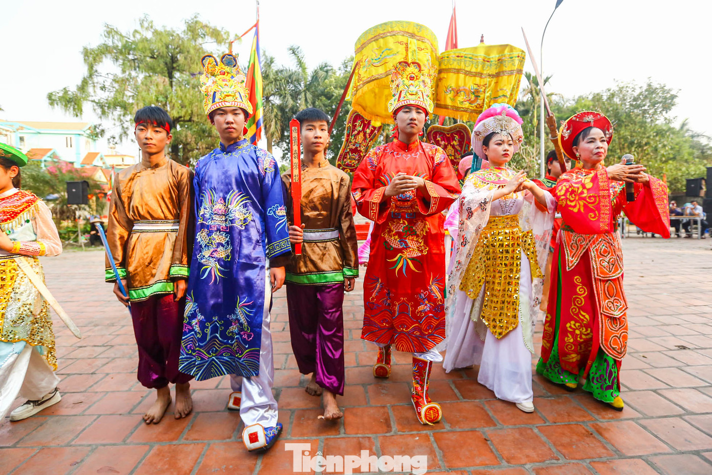 Người chiến thắng tại lễ hội kén rể sẽ được phát áo lụa gấm và làm lễ bái tổ cùng nữ tướng Lê Hoa.