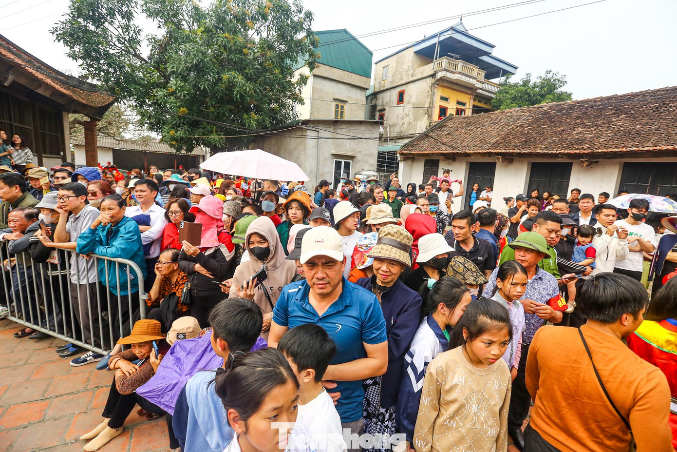 Sân đình chật kín người dân trong xã và du khách bốn phương đến tham dự lễ hội.