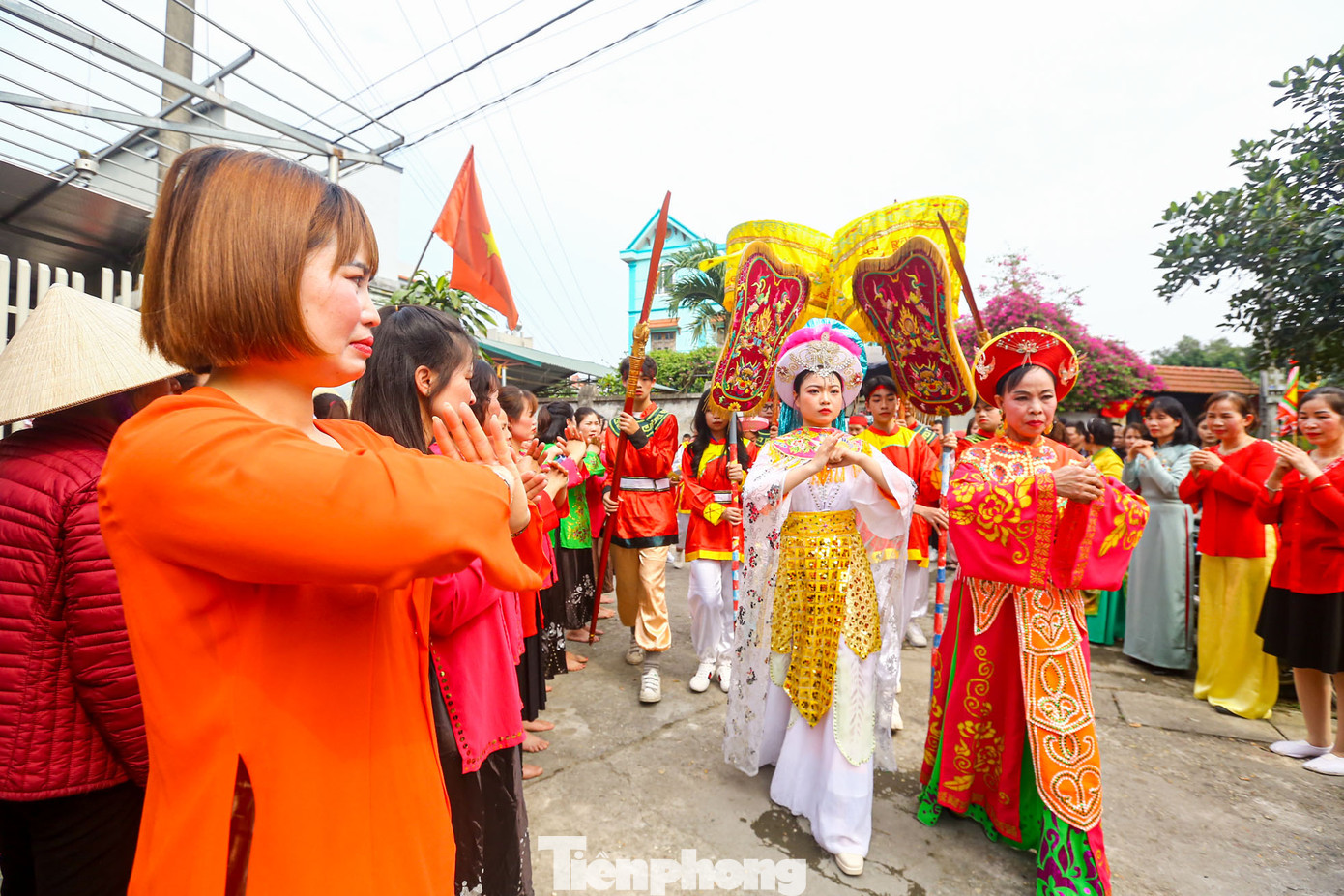 Mở đầu là màn vinh quy bái tổ. Một đoàn người rước kiệu bà Lê Hoa đi từ cổng làng vào sân đình, hai bên có các bô lão trong làng đón “Đức Thánh Bà” xuống kiệu “Đức Thánh Bà” chắp tay trước ngực.