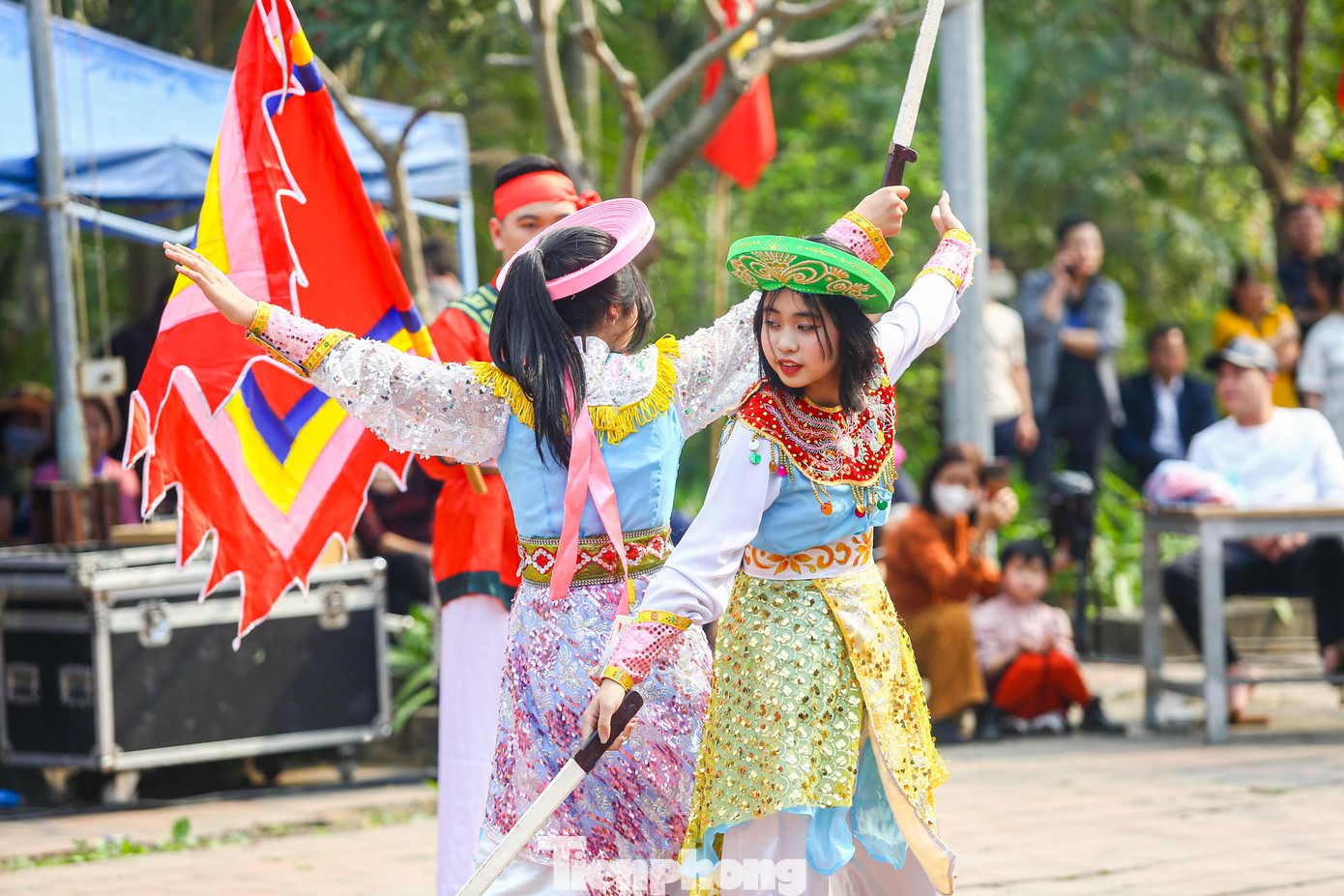 Màn múa cờ, múa kiếm thể hiện tinh thần thượng võ của dân tộc. Múa cờ thần tượng trưng cho các đạo quân của Hai Bà Trưng phất cờ khởi nghĩa đánh giặc đông Hán. Múa kiếm là thể hiện uy lực của các đạo quân Hai Bà Trưng.