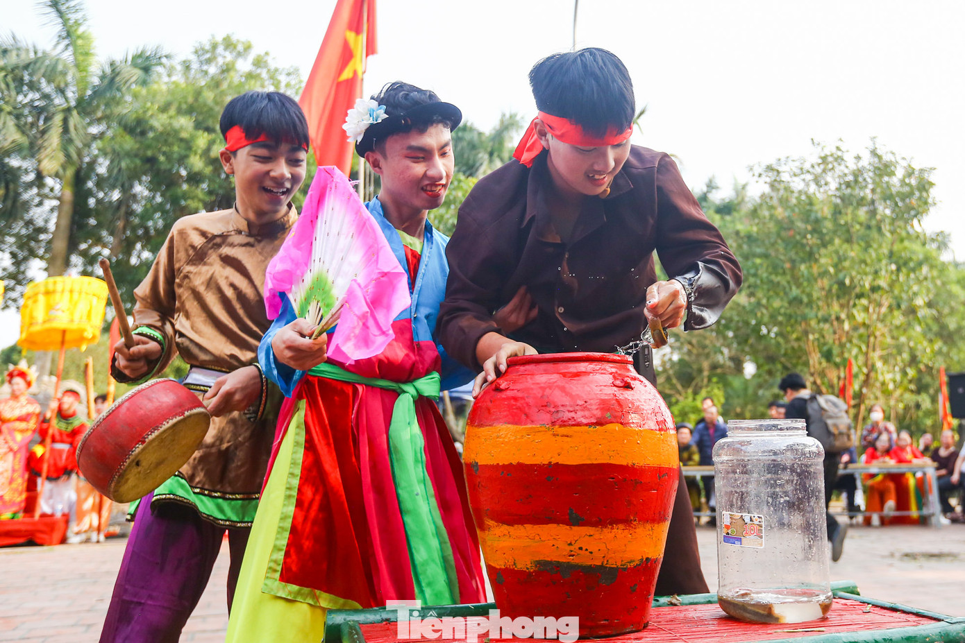 Phần thi bắt chạch trong chum luôn luôn là phần thi hấp dẫn nhất. Phần thi thể hiện sự hòa hợp âm dương với mong muốn vạn vật sinh sôi, tươi tốt.