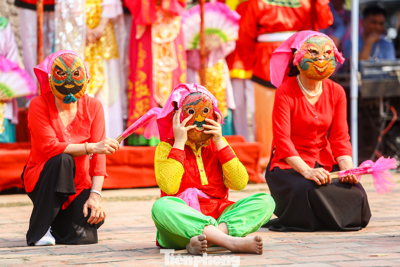 Màn múa cờ, múa kiếm thể hiện tinh thần thượng võ của dân tộc. Múa cờ thần tượng trưng cho các đạo quân của Hai Bà Trưng phất cờ khởi nghĩa đánh giặc đông Hán. Múa kiếm là thể hiện uy lực của các đạo quân Hai Bà Trưng.